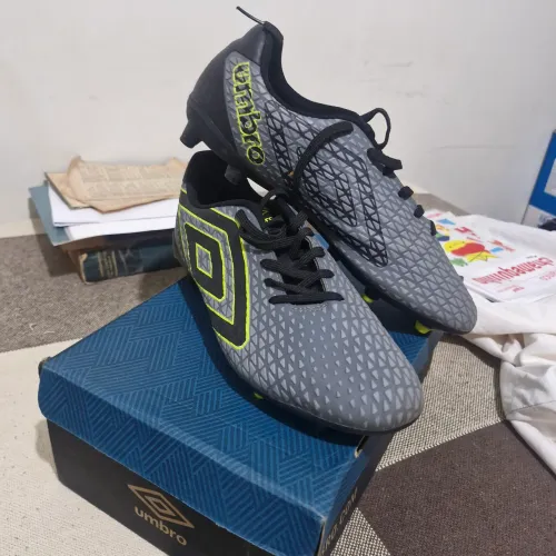 Vendo chuteira umbro