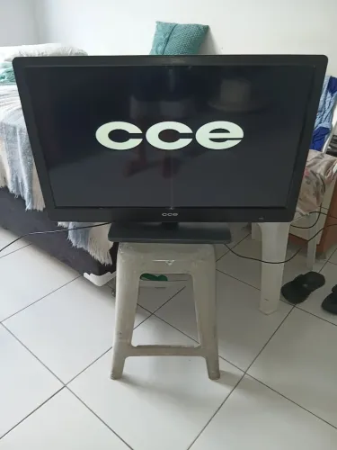 TV 32 cce LCD antiga mais funciona mande sua oferta 
