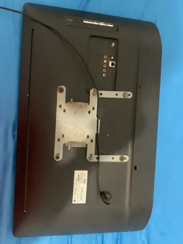 Vendo Tv em ótimo estado ( marca LG), porém só conecta WiFi com cabo de rede. 