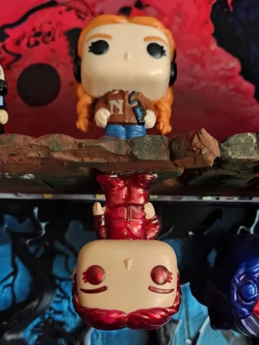 Stranger Things Kinder Max + Max mundo invertido importado