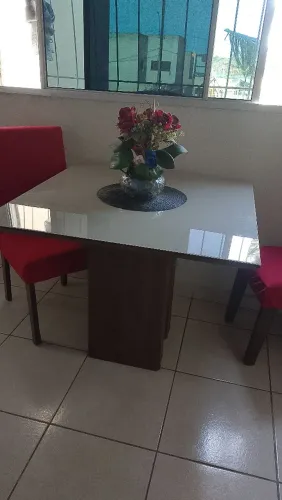 Mesa cm tampa em vidro 850 reais acompanha 4 cadeiras