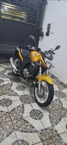Cb 300 troca em outras motos ou venda.