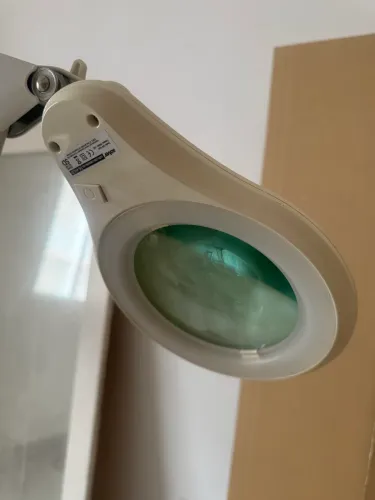 Lupa com Lente de Aumento e Iluminação - Braço Articulado