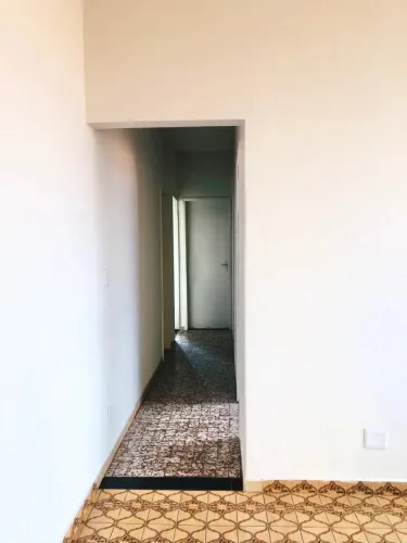 ALUGA-SE AMPLO APARTAMENTO COM 4 QUARTO, 2 SALAS E VARANDA, EM EXCELENTE LOCALIZAÇÃO.