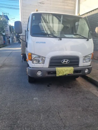 Caminhao 3/4 trabalhando Hyundai hd80