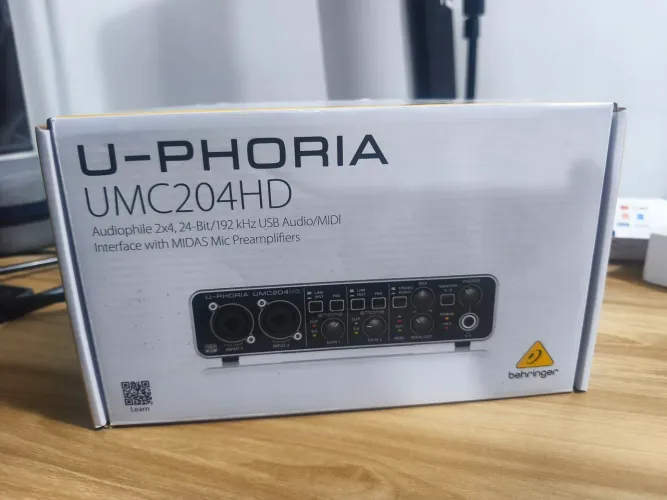 Interface de áudio Behringer um 204 HD