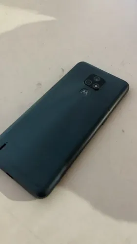 Motorola em boas condições!! apenas um risco na camera, mas de resto pega tudo direitinho