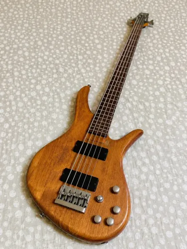 Baixo 5 Cordas Ativo - Acabamento Natural (Estilo Washburn/Tagima B5)