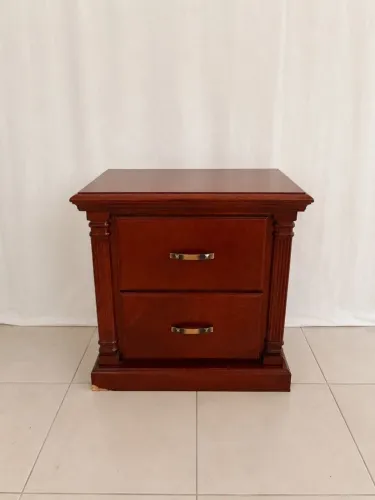 Mesa de Cabeceira Clássica em Madeira Maciça com 2 Gavetas