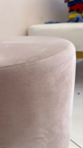 Dois Puffs de Camurça rose com dourado