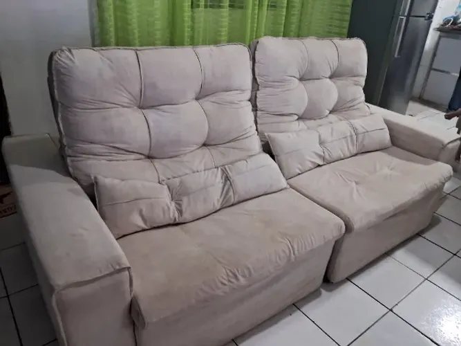 Sofá de 3 lugares retrátil.  Medindo 2,40X1,20 fechado cor bege usado em bom estado.