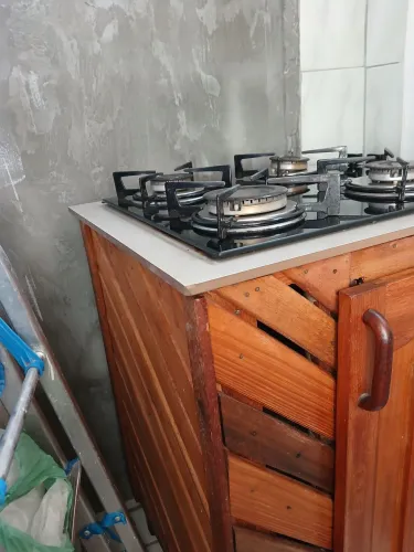 Fogão cooktop e armário