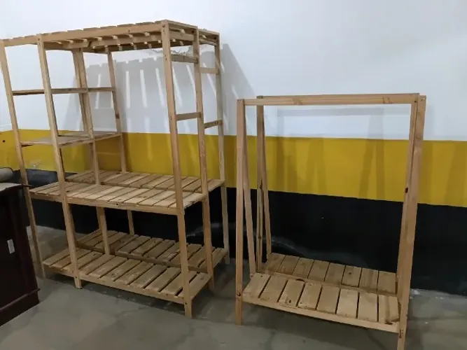 Arara e Armário Organizador em Madeira (Estilo Pinus/Rústico) - Closet Aberto