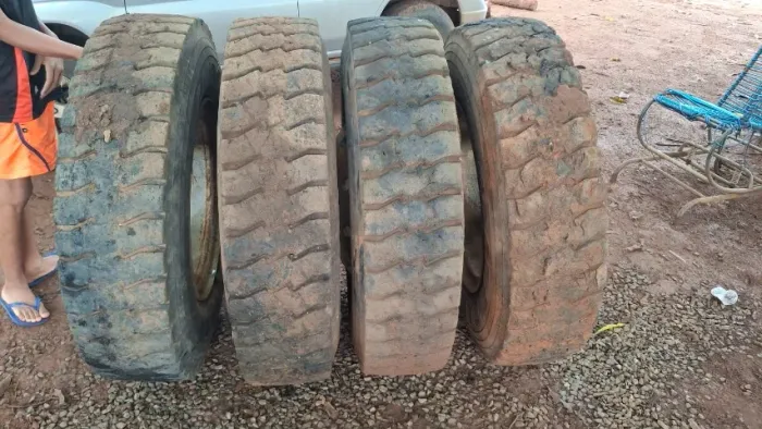2 Pneus Goodyear R22 1100 para Caminhão + Rodas e Câmaras de Ar