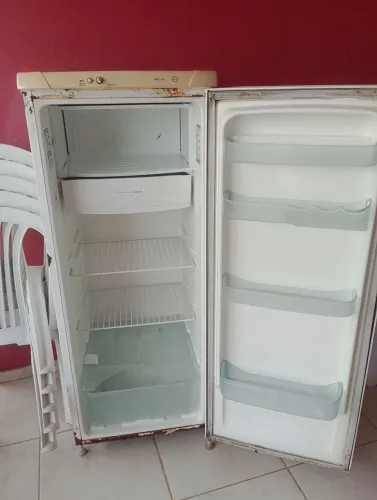 Vendo geladeira usada barata gelando super bem