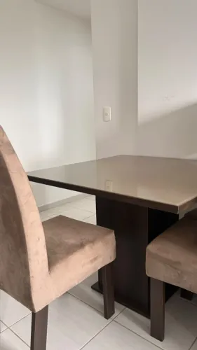 Mesa de Jantar de Vidro com 4 Cadeiras Estofadas
