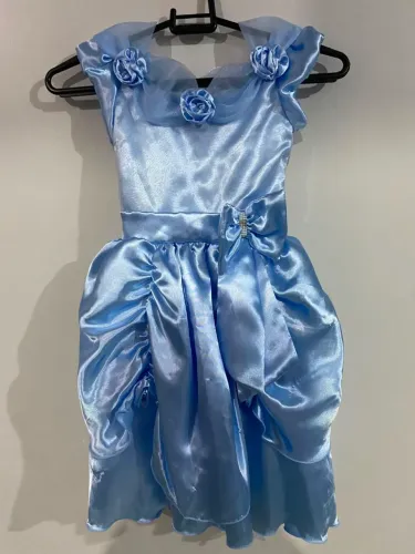 Vendo vestido de daminha, usado apenas uma vez, no dia do casamento .