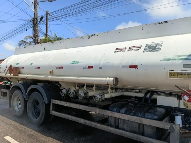 Tanque de transporte de combustível 16.000 mil litros 4 bocas de 4. Tanque marca sherrer.
