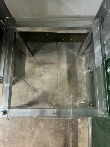 Mesa de Canto Cromada com Tampo de Vidro 8mm (57x54x55cm)