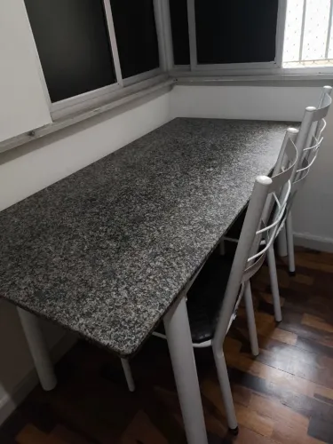 Mesa de marmore com 6 cadeiras