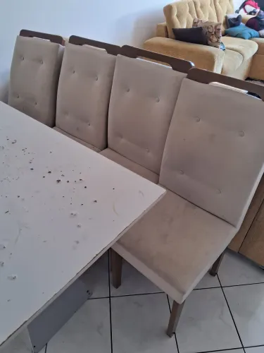 Mesa com quatro cadeiras
