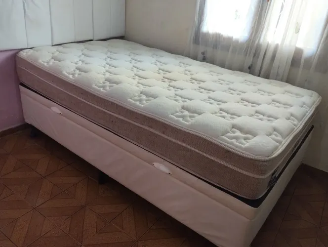 Cama box baú Simmons.