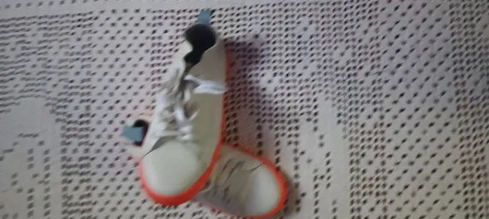 Tênis branco detalhes laranja maravilhoso tamanho 37
