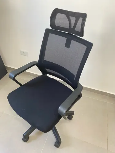 Cadeira escritório com encosto de cabeça