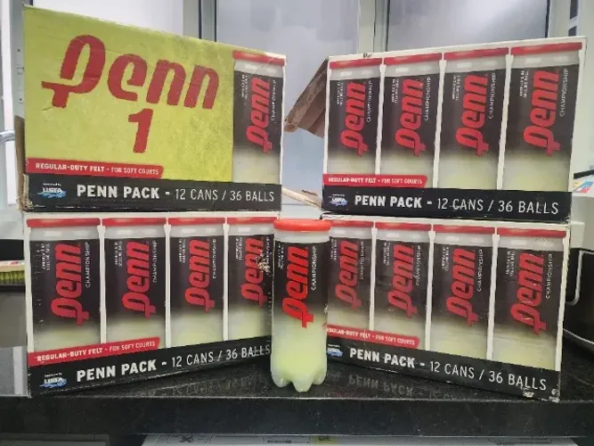 47 latas novas de bolas de tênis Penn (para quadra de saibro)