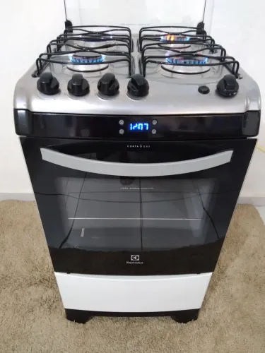 Vendo fogão " ELETROLUX " AUTOMÁTICO " COM LUZ DO FORNO " RELÓGIO DIGITAL "BEM CONSERVADO