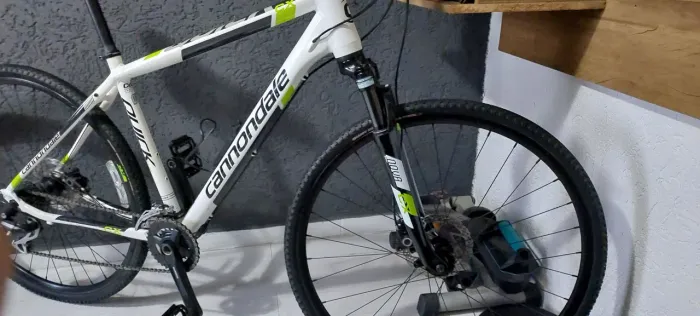 Bike Cannondale híbrida. Não é MTB de trilha, não é speed.