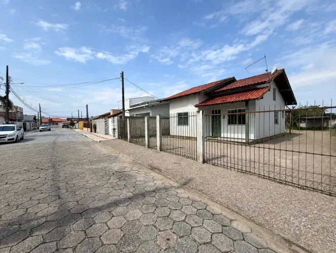 Cass com amplo terreno à venda em Tijucas/SC