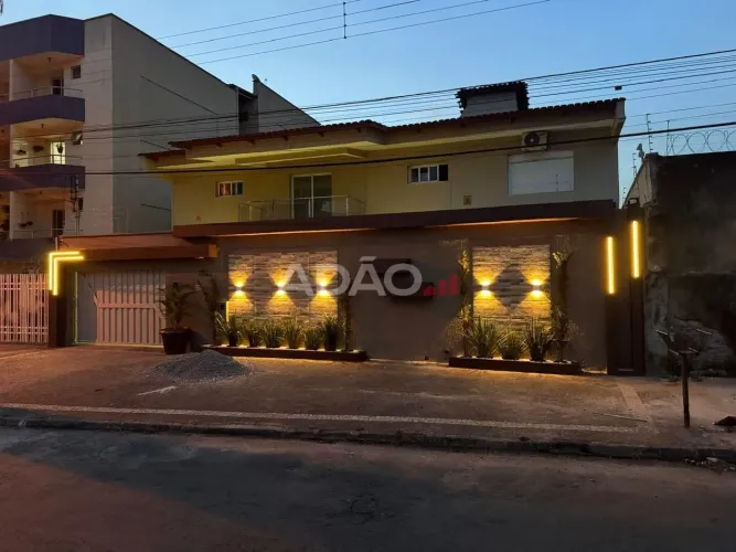 Lindo sobrado no Setor Leste Universitário. Sobrado com 4 Quarto(s) e 4 banheiro(s) à Vend