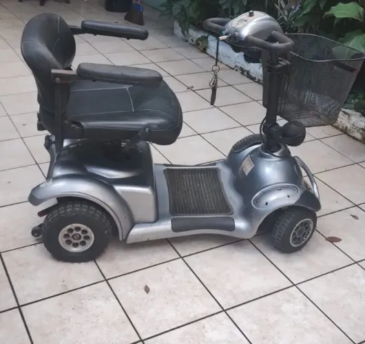 Vende- se carrinho elétrico para quem tem mobilidade limitada, em bom estado