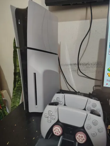 PS5 slim 1TB com leitor, 2 controles e base de carregamento.<br><br>Entrega somente em mãos