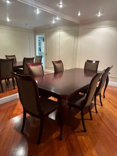Mesa de Jantar em Madeira Maciça 2,20m + 6 Cadeiras Mesa de jantar em madeira maciça, com