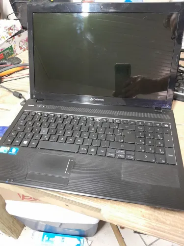 Notebook Gateway core i3, 2gb mem, só funciona tela externa, não possui fonte e nem hd