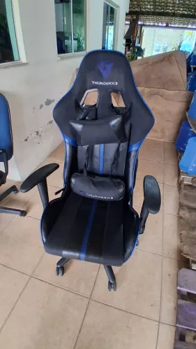 Vendo Cadeira THUNDERX3 , so tem uns variações atrás dela que nem dá pra perceber. 