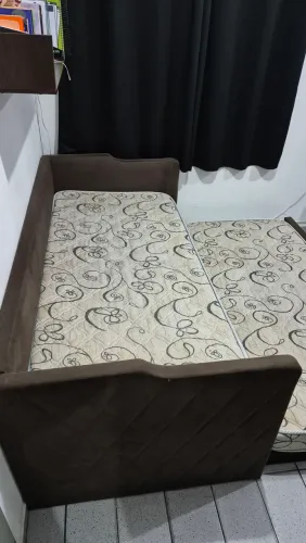 Vendo bicama em ótimo estado. Acompanha dois colchões. Frente por conta do comprador