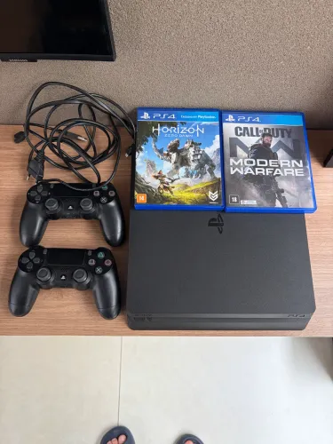 Vendo PS4 com 2 controles