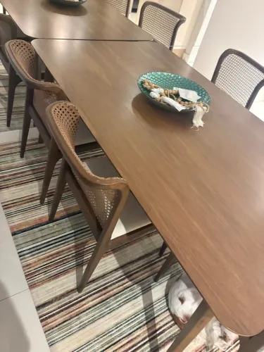 Mesa com 5 cadeiras de madeira nobre