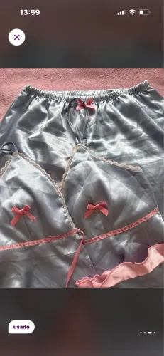 Pijama azul de cetim com laços rosas