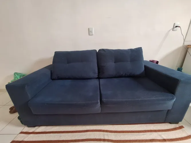 Vendo sofá 2 lugares na cor azul-marinho, em ótimo estado de conservação.