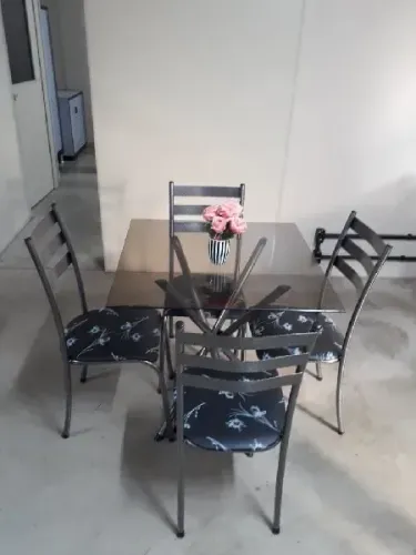 MESA COM 4 CADEIRAS