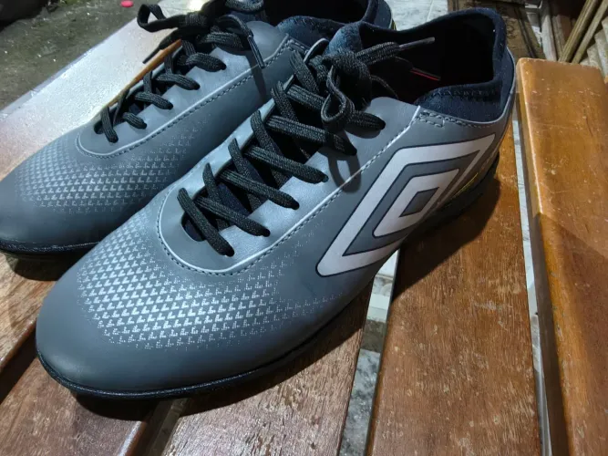 CHUTEIRA SOCIETY TÊNIS UMBRO TAMANHO 40