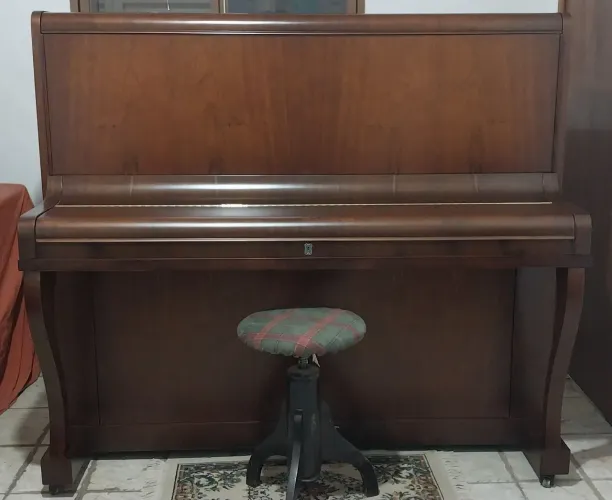 Piano Essenfelder Reformado