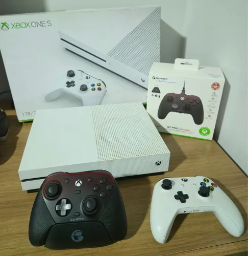 Xbox One S de 1TB e Controle da Gamesir G7 Pro