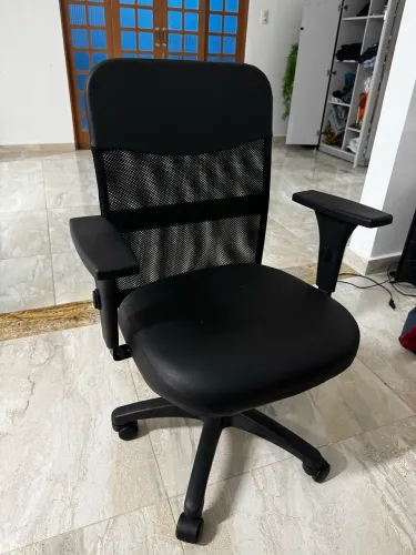 Cadeira de escritório semi-nova 