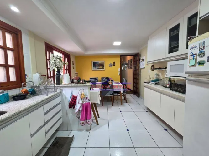 Casa Sobrado de alto padrão à venda I 4 quartos I espaço gourmet I Vila Scarpelli I Santo