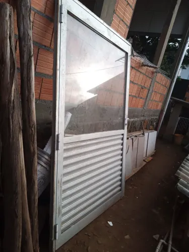 Vende se Porta e Janela